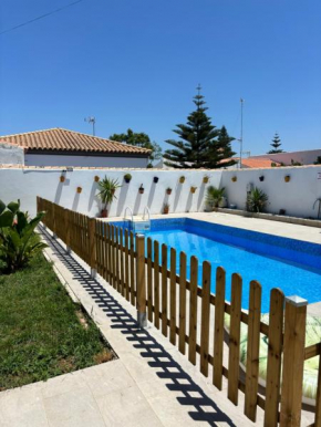 Fantástico chalet con piscina 2 km de la barrosa